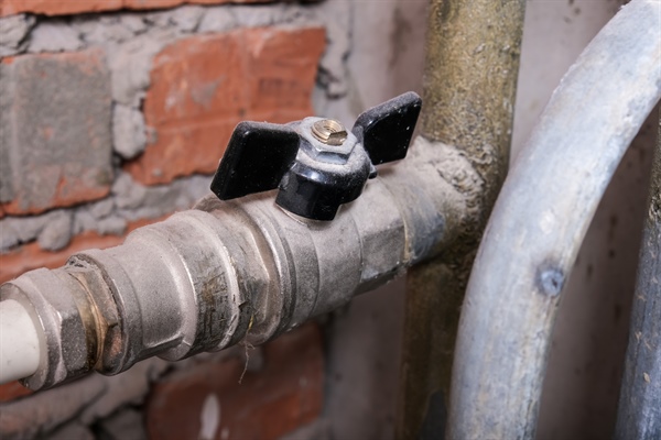 Emergency Plumbing Tips: How to Handle a Burst Pipe